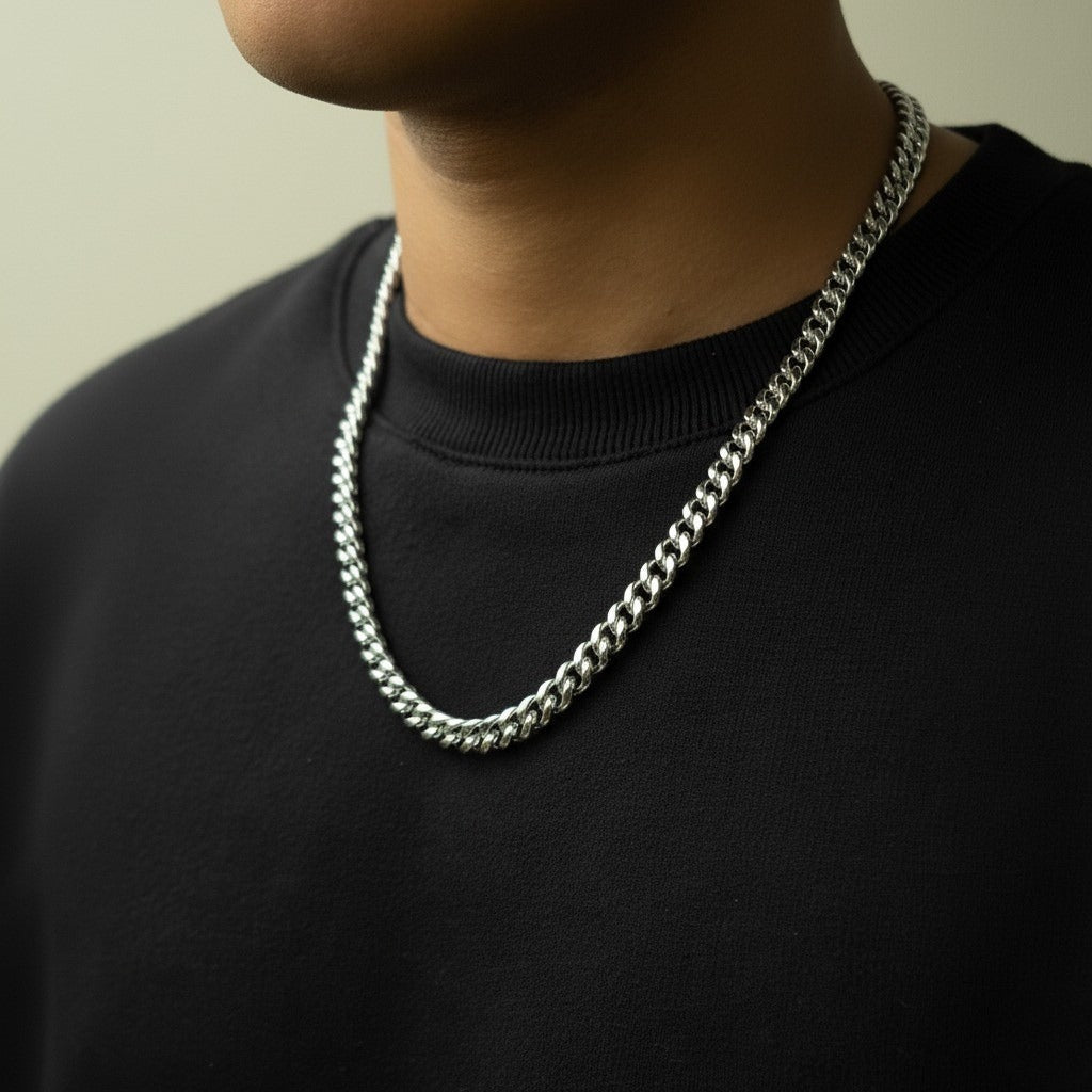 Person-wearing-a-silver-chain-necklace